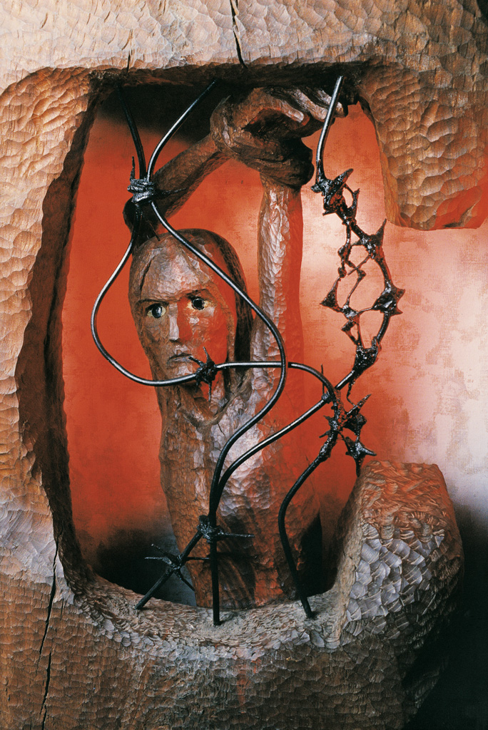 Folterkammer. Den Menschenrechtskampfern gewidmet (Holz) 1985 1800x700x300